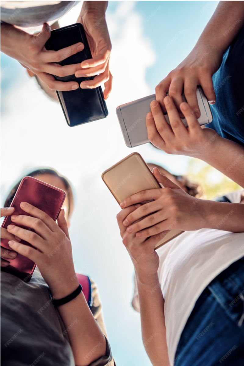 Kinderhände mit Handy